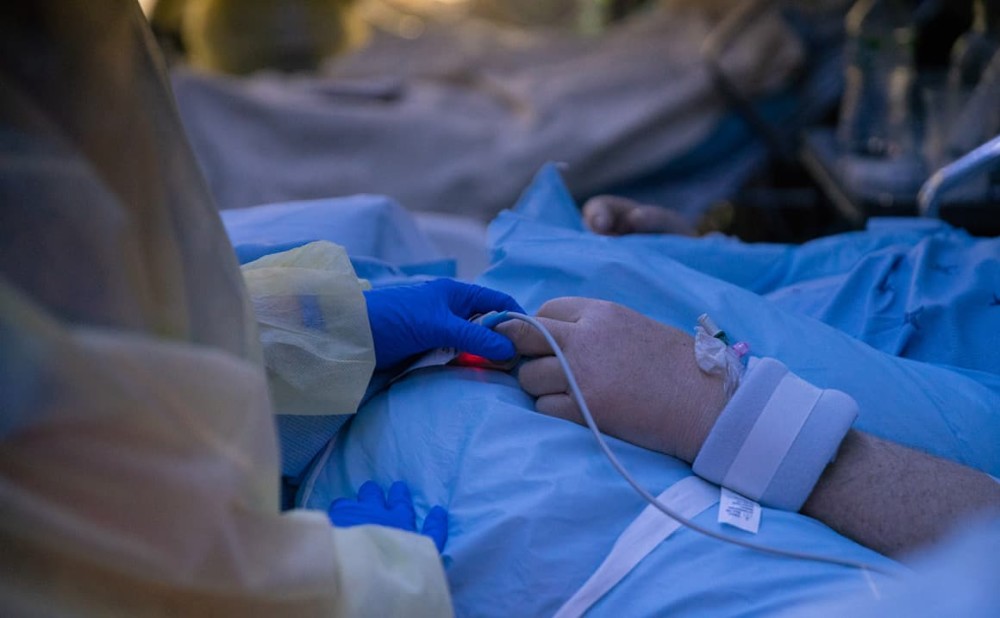 美国新冠患者因医生太忙死在走廊尸体僵硬医院劝说老人放弃急救