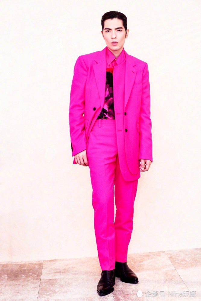 33岁萧敬腾比女星还大胆穿芭比粉西装梳油头这打扮看服了