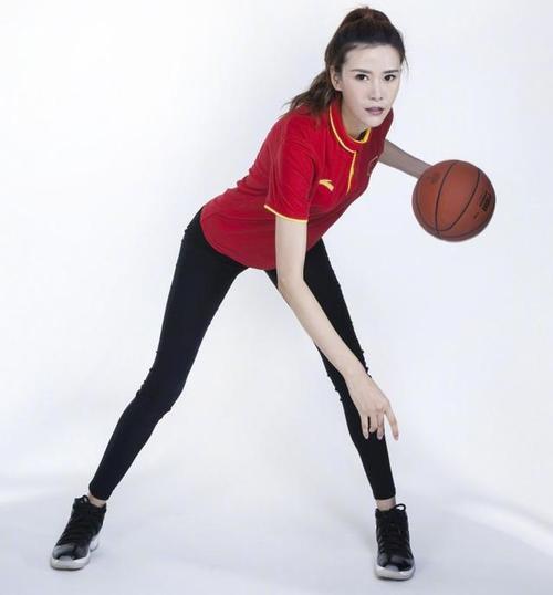 现年33岁的前中国女篮美女选手许诺,于4月9日,在社交媒体上发出一则