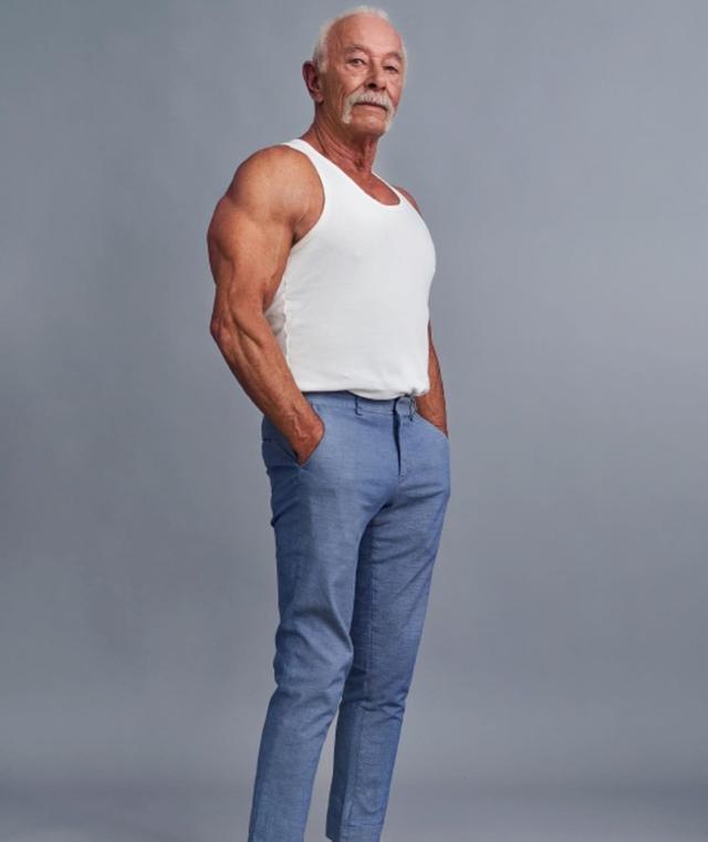 76岁大爷连续30个俯卧撑一身肌肉爱摩托车太帅气了