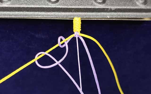 6,左边两根线,浅紫色线在黄色线上如图绕两次,这是往右做的雀头结