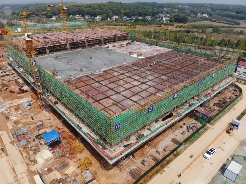 着悠长铁臂, 大型装载车来回穿梭……美宜佳项目建设现场忙碌而有序
