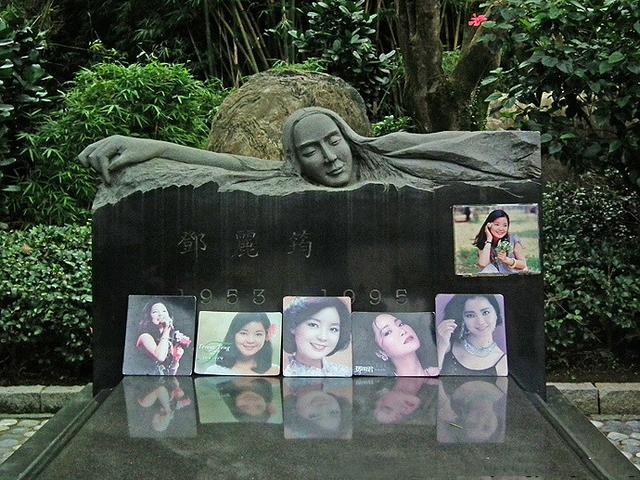 【墓碑】"音乐标志无处不在",这是邓丽君墓园最大的特色.