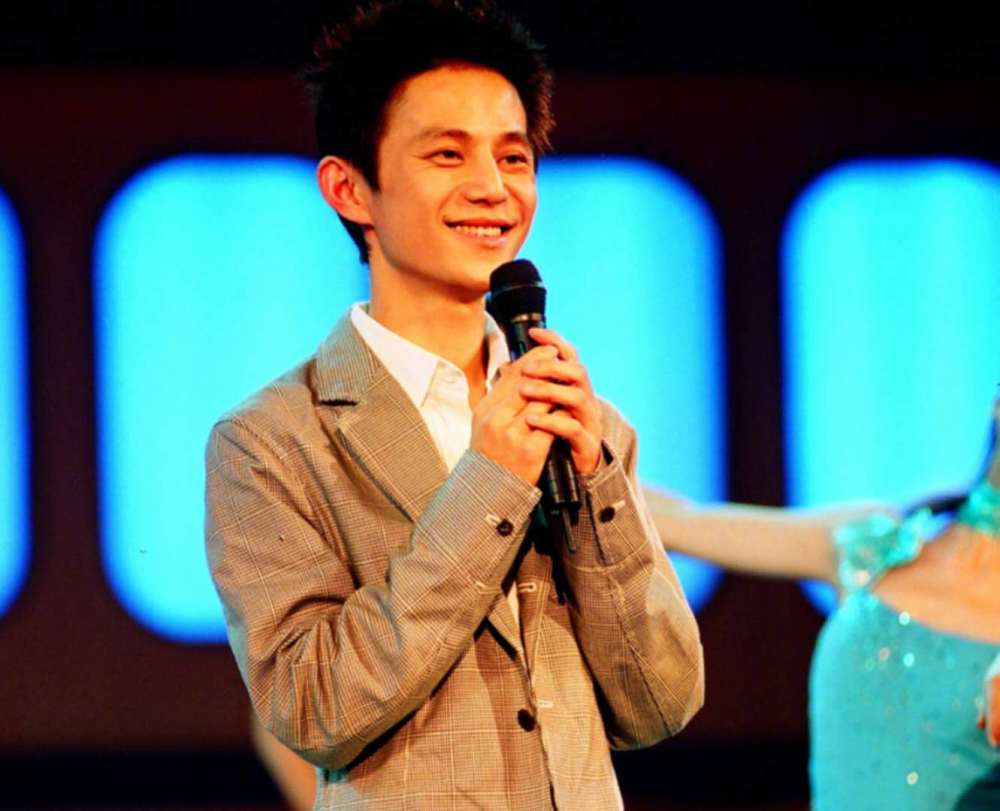 在2002年的《青年文摘》中,何炅曾提到了他的童年:何炅小的时候比较