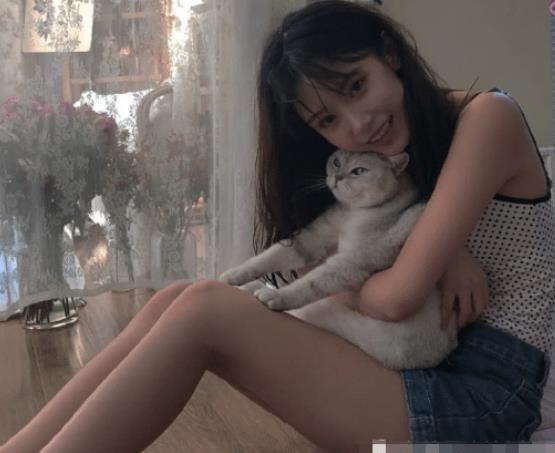 还记得被富豪看中的14岁剪刀手女孩吗曾承诺娶她为妻现状如何