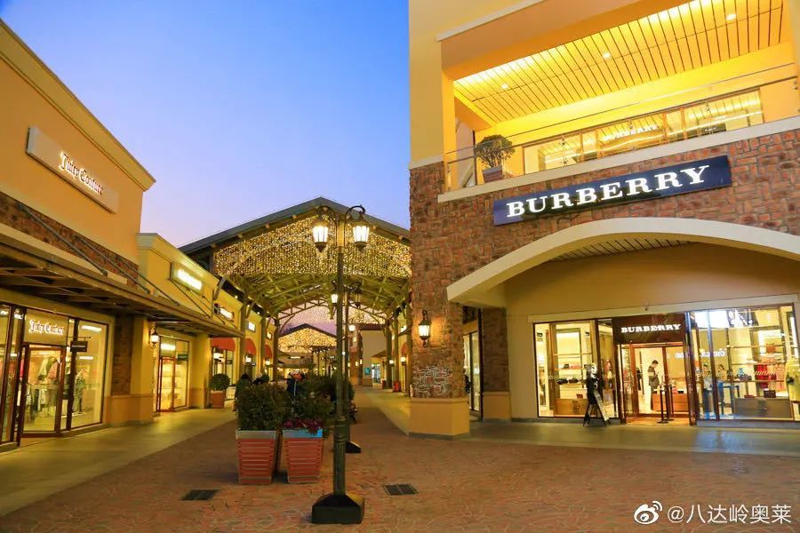 不少重奢侈品牌门前设置了排队等候的一米线,其中,八达岭奥特莱斯部分