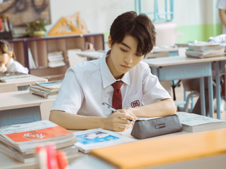 做明星同学有好处!王俊凯成同学翘课"工具人",粉丝的反应亮了