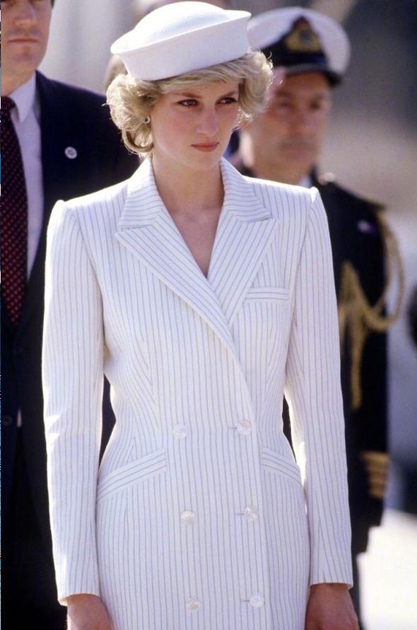 上天打算收回散落人间的天使,戴安娜去世前一个月,眼神就已放空