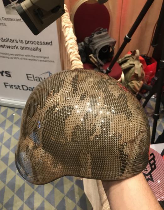 碳纤维防弹头盔?重量仅一公斤,表面还有特殊花纹,马格南手枪弹打不穿