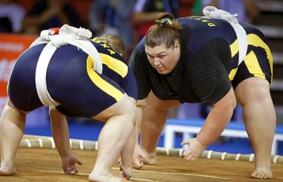 日本相扑选手确诊感染新冠 出现胸闷和咳血症状