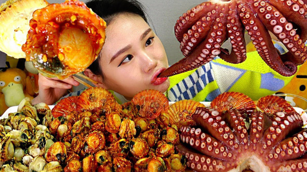 韩国大胃王卡妹:一口生吞大章鱼,展示"吃播一姐"的实力_腾讯新闻