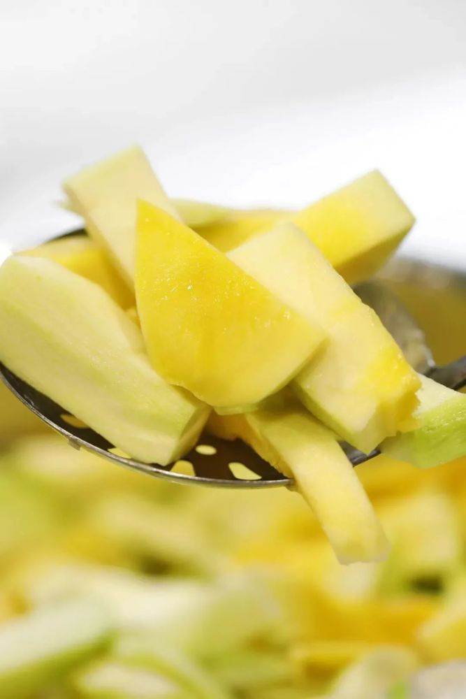 其实地道的昆明味,是蘸水辣和泡菜