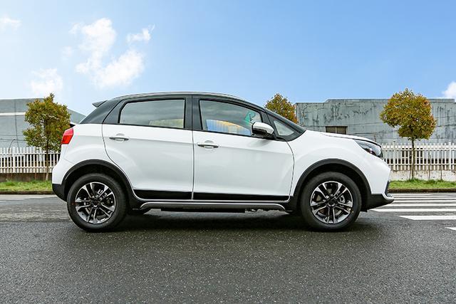 预售6.88万元起 枫叶30x纯电动小型suv首发