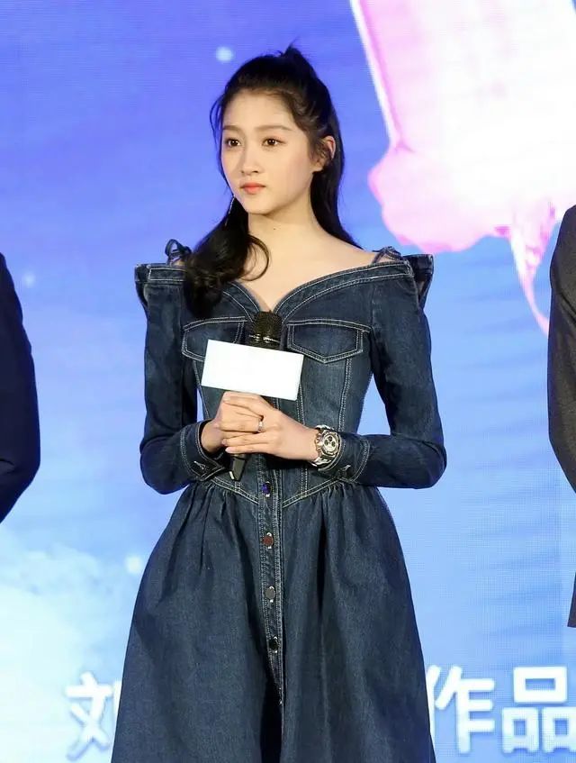 关晓彤气质摩登又时尚,穿蓝色牛仔裙很淑女,大长腿为她加分很多
