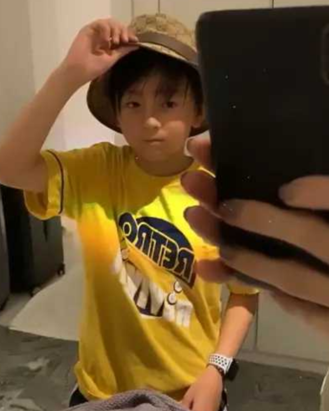 发型对于男生形象的影响一直以来都是很重要的,你们看谢振南留起长发