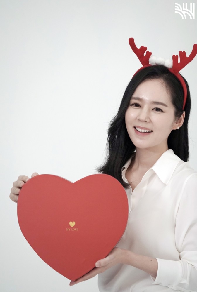 韩佳人近照曝光,身穿浅蓝色方领连衣裙恬静优雅,惊现"幸福肥"