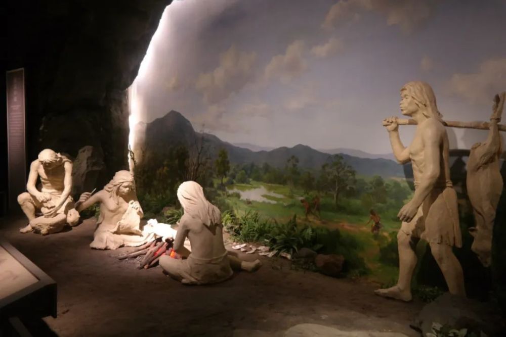 (落笔洞人生活场景复原模型:落笔洞人以狩猎,捕捞,采集为生,生活于旧