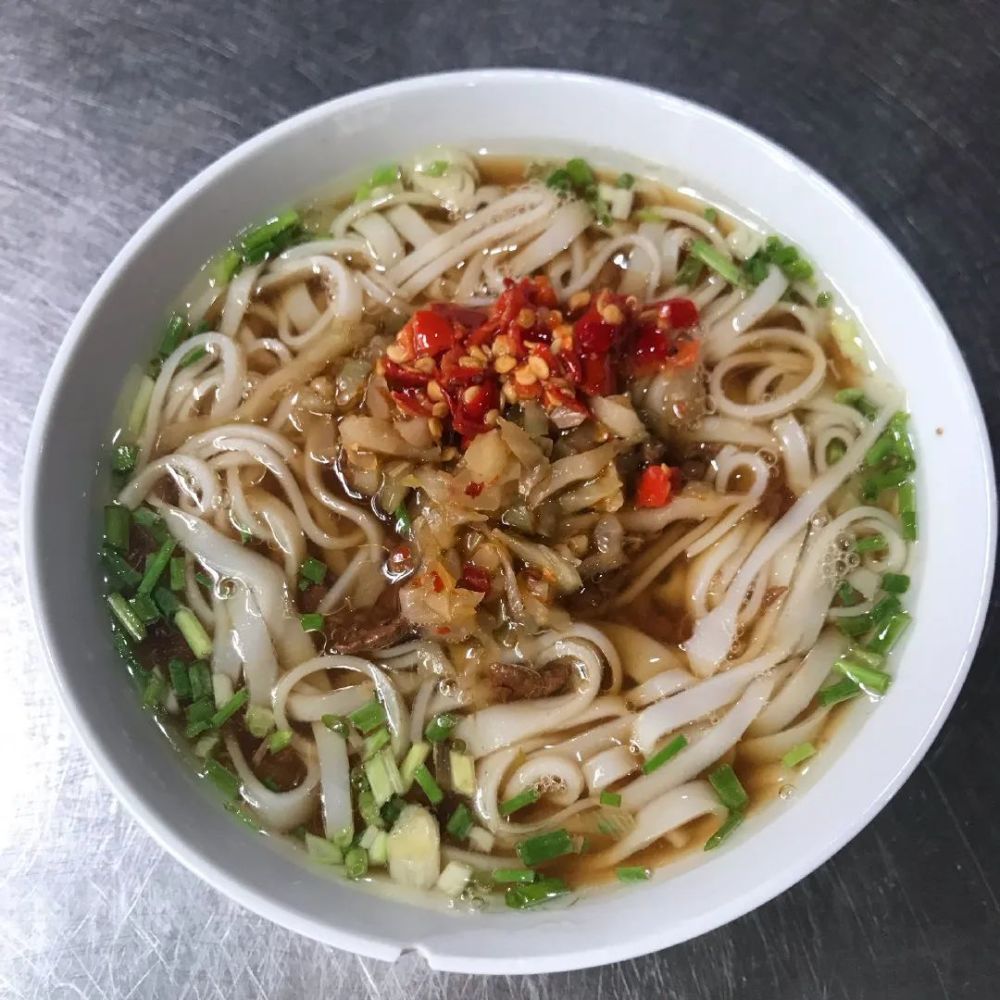 湘潭米粉最大的特色就是它的粉皮薄,但是水煮不糊汤,干炒不易断,而且