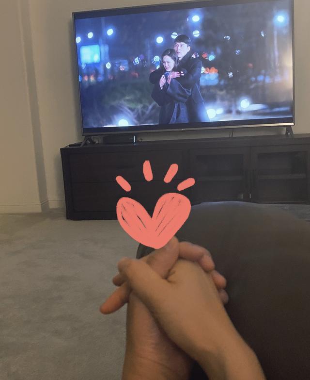 更新了动态,其中有一张照片便是廖语辰握着另一个人的手,二人十指相扣