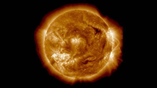 像太阳这样的恒星,表面温度高达10000华氏度(约5800开氏度),高温足以