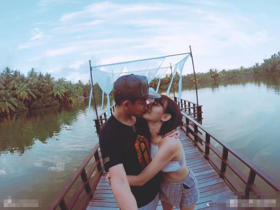 还有亲密吻脸颊什么的,苏醒的好基友,同为07快男的张远也在现场,看