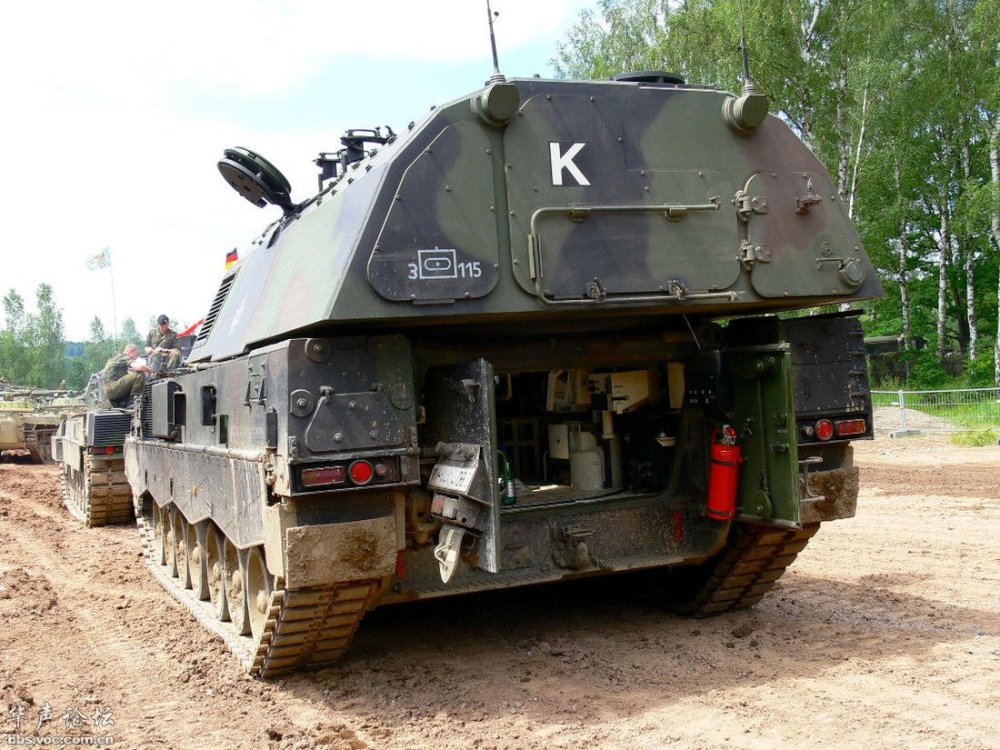 图:尾部空出来安装炮塔下部结构,也方便补充炮弹.