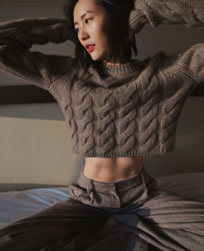 蚂蚁腰算什么,刘雯穿毛衣秀超模"巴掌腰",比4万2的包还抢镜!