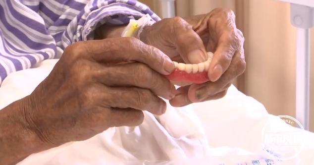 紧急8旬老人吃东西误将假牙吞下被卡食道超30小时