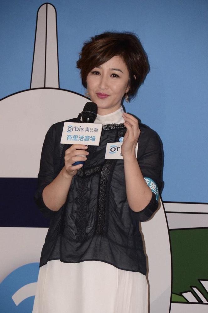 55岁关咏荷一点不显老白色连衣裙叠穿黑上衣简约随性优雅大气