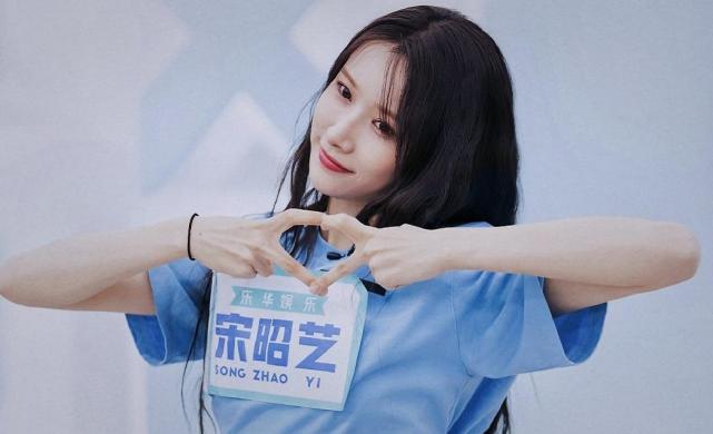 乐华娱乐向《青春有你2》派遣了5位训练生,首轮就淘汰了艾依依和希雅.