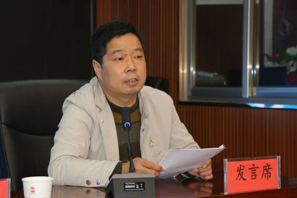 杨华军作专题发言教育局审计股股长党社宁作专题发言教育局机关相关股