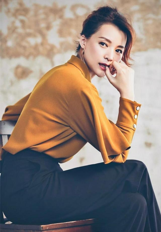 岁月从不败美人,国民女神董卿越老越耐看,智慧全在服饰搭配里