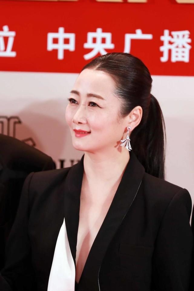 赵涛气场全开!黑西装配彩色半身裙端庄大方,干练高级不失女人味