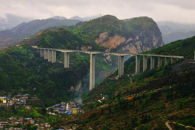 它是亞洲第一高墩橋,最高橋墩可達200米深入峽谷,驚呆外國人!