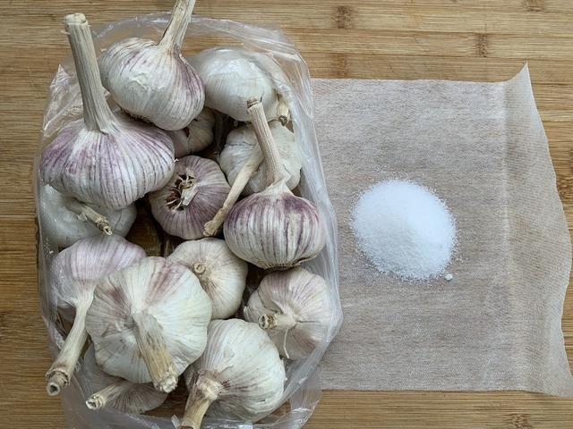 今天才知道原来保存大蒜这么简单放一年不干瘪不发芽真实用