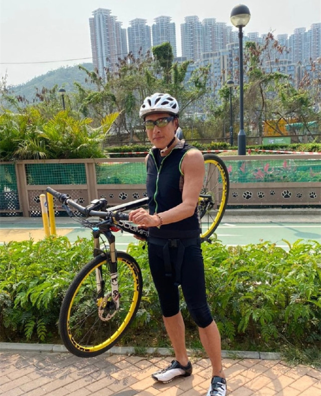 54岁吕颂贤近照皮肤黝黑撞脸山下智久与妻子结婚12年不要孩子