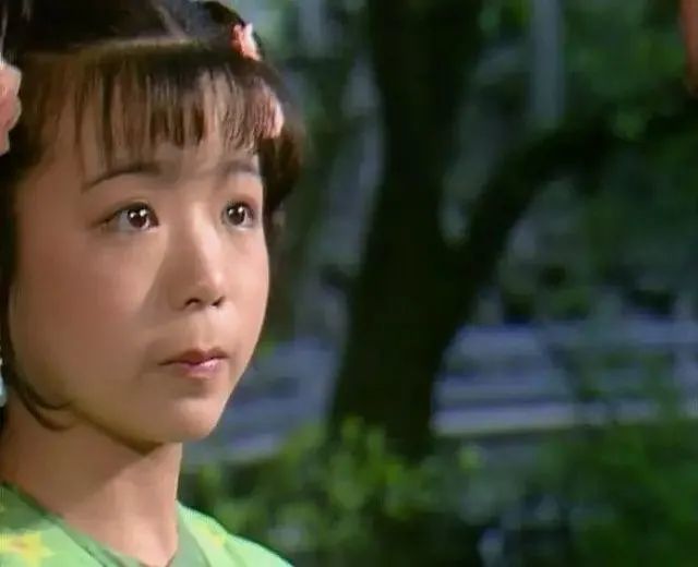 从平儿这番话里,我们得知,这镯子是那天吃鹿肉时被平儿取下来后,宝玉