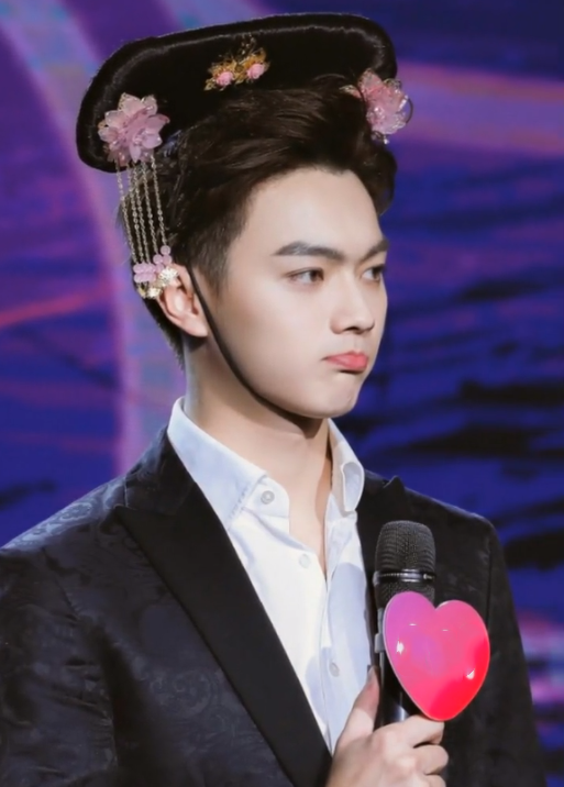 明星"被迫营业"啥反应?肖战惹人疼,赵小棠变风格,看到许凯:谁家小可爱