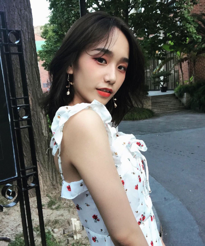 除此之外网上还流传何美延夜闯蔡徐坤房间