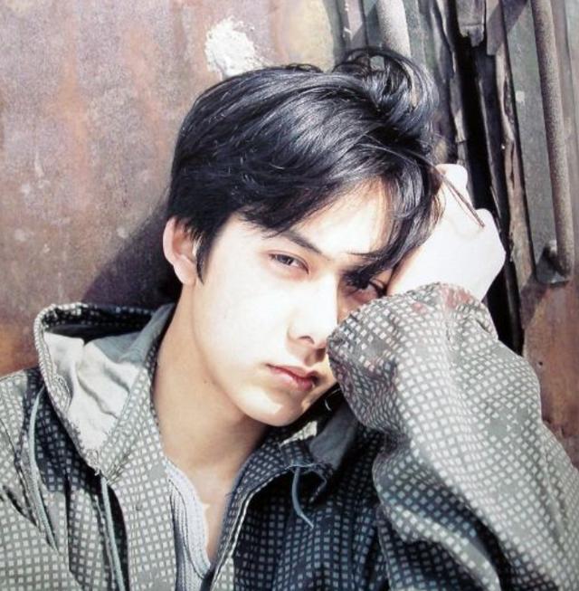 43岁柏原崇近照曝光,清瘦未发福仍有魅力,与女友恋爱10年不结婚