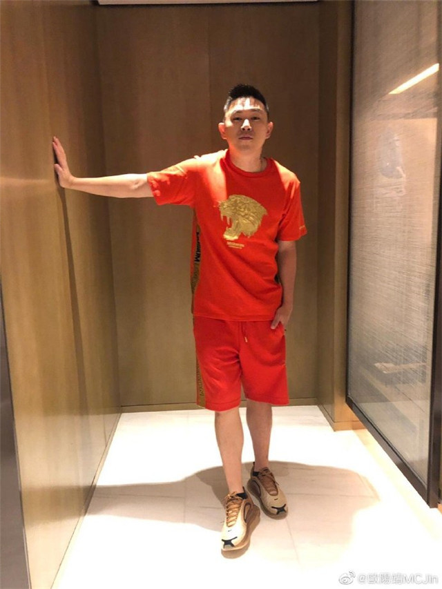 歌手欧阳靖晒年轻旧照,17年前他差点被枪杀