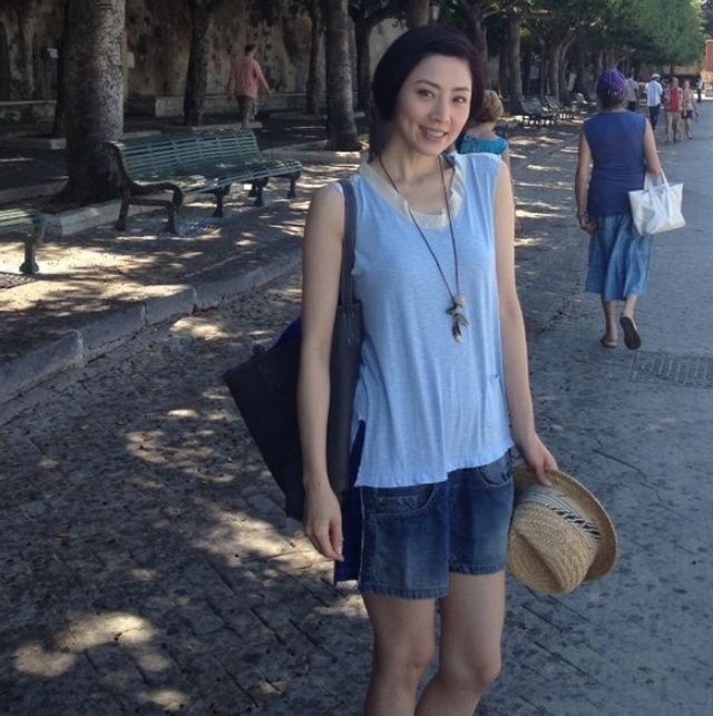 现年46岁的张玉珊,入行较早,15岁的年纪就因出众的外表及甜美的笑容被