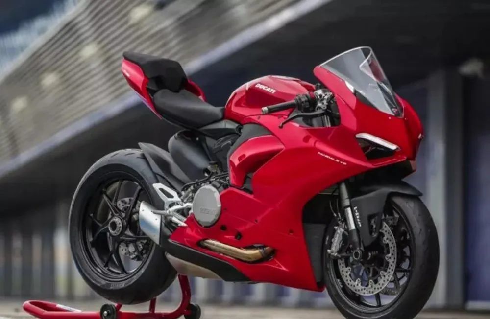 和brembo的刹车卡钳,所以售价方面应该会比752s的入门门槛要高一些