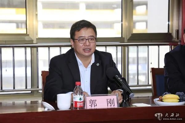 1年后,他的身份变更为"商务部借调派驻蒙古国使馆经商处三等秘书",后