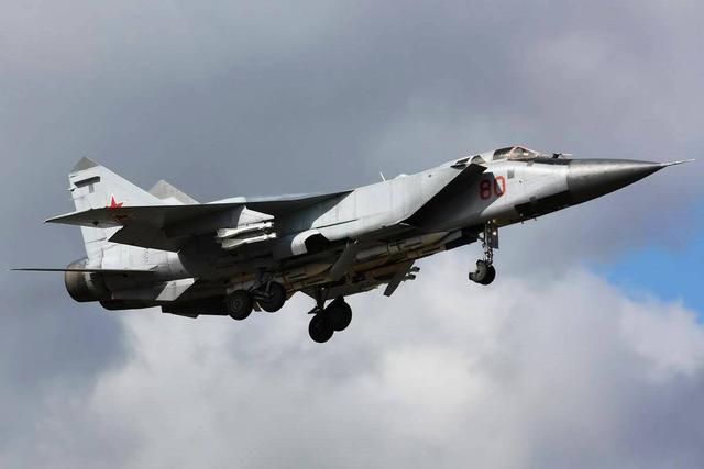 的米格31b在米格31可以携带的各型空空导弹里,比较特殊的就是r40导弹