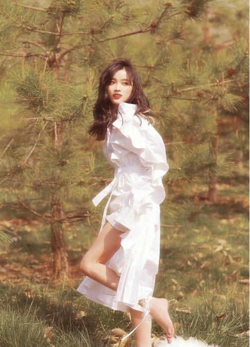 有一种猫系少女叫吴宣仪光脚拍写真美图一身白气质清纯