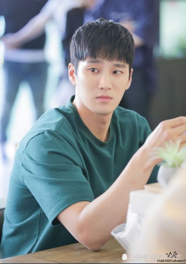 安普贤如果有理想型有好感的人就不敢正视羞涩地笑了笑