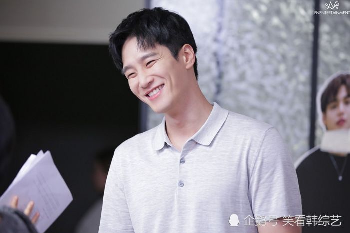 安普贤如果有理想型有好感的人就不敢正视羞涩地笑了笑