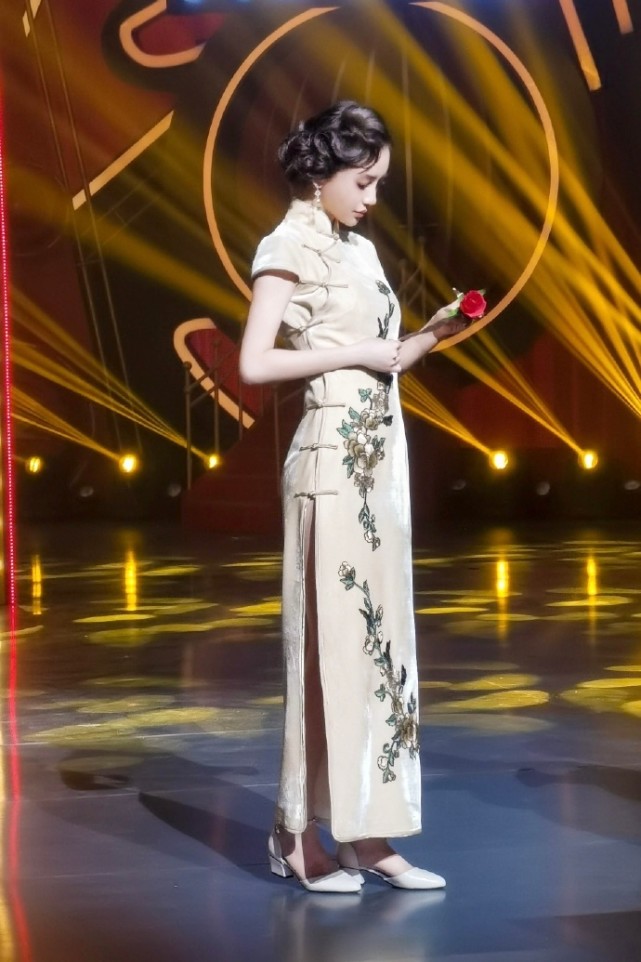 王丽坤空降王牌穿紧身旗袍演绎女特工一看坐姿就不好惹