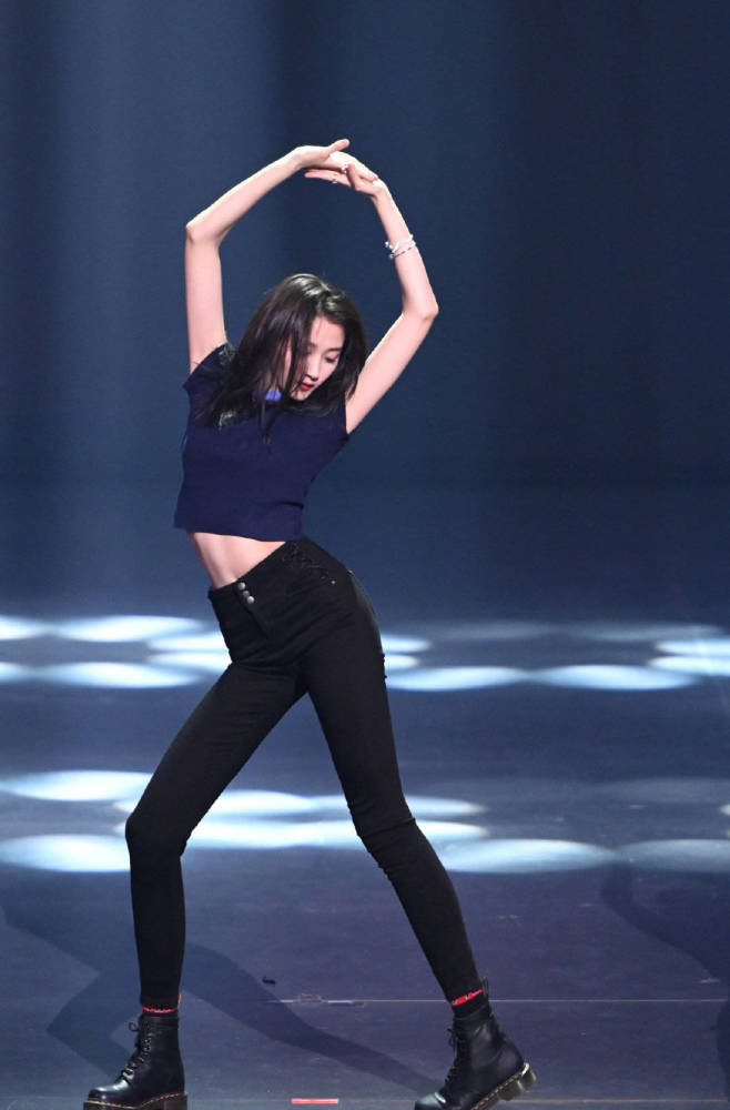 关晓彤变胖身穿旗袍被网友吐槽腰太粗像一个桶